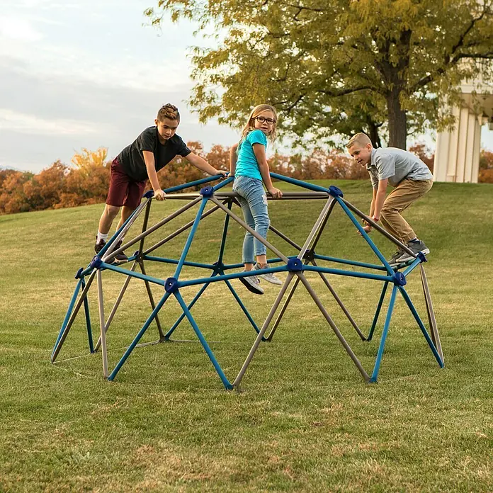 Lifetime Klettergerüst Geodome - 274 x 274 x 137 cm, Metall, Braun, Blau - Drei Kinder spielen auf einem Geodät Dome Klettergerüst im Freien. Das robuste Klettergerüst bietet stundenlangen Spaß und fördert die körperliche Aktivität.