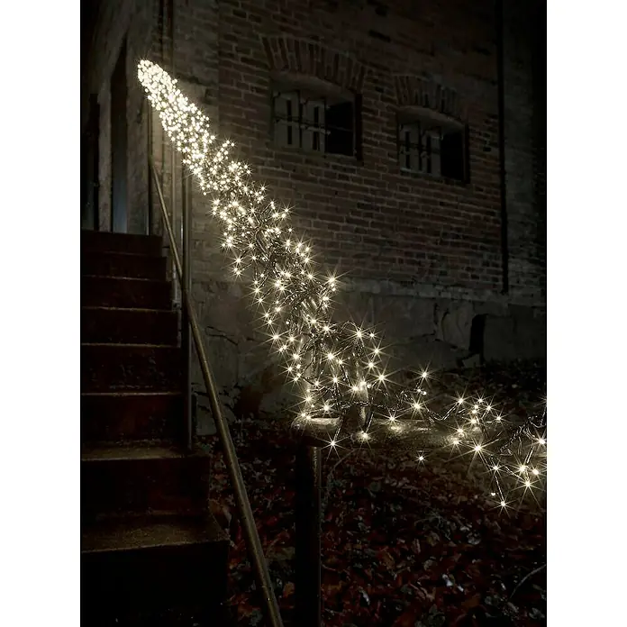 Konstsmide LED-Clusterlichterkette Micro LED Cluster - Außen, Länge: 10,8 m, 768 Stk., Netzbetrieben, Lichtfarbe: Bernstein - Weihnachtliche Lichterkette schmückt das Treppengeländer und sorgt für festliche Stimmung mit ihrem warmen Schein vor dunkler Backsteinmauer.