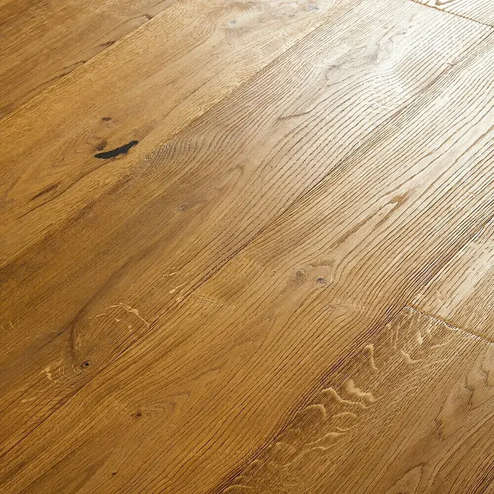 Parkettmuster Eiche Fabia - 300 x 190 x 14 mm, Landhausdiele - Nahaufnahme von warmen, honigfarbenen Eichenparkett mit deutlicher Maserung und Astlöchern, die den natürlichen Charakter des Holzes hervorheben.