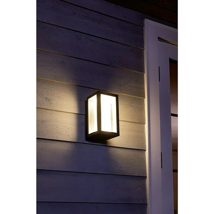 Philips Hue LED-Außenwandleuchte Impress - 8 W, 14,1 x 12 x 24 cm, Schwarz, IP44 - Moderne Außenwandleuchte mit rechteckigem Design und warmweißem Licht, die eine elegante Atmosphäre an der Hauswand schafft.