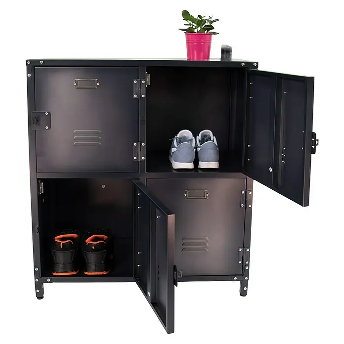 Metall-Mehrzweckschrank Vintage Industrial Style - 35 x 75 x 82,5 cm, Anzahl Türen: 4 Stk., Anzahl Fächer: 4 Stk. - Das Foto zeigt einen schwarzen Spind mit vier Fächern, teilweise geöffnet, mit Schuhen darin. Obenauf stehen eine Pflanze und ein kleiner Stein.