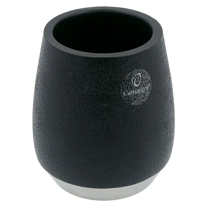 Camargue Bosse Zahnputzbecher - Polyresin, Schwarz - Nahaufnahme eines Camargue-Zahnputzbechers in Schwarz mit einem weißen Sockel, der die elegante Badezimmerästhetik betont.