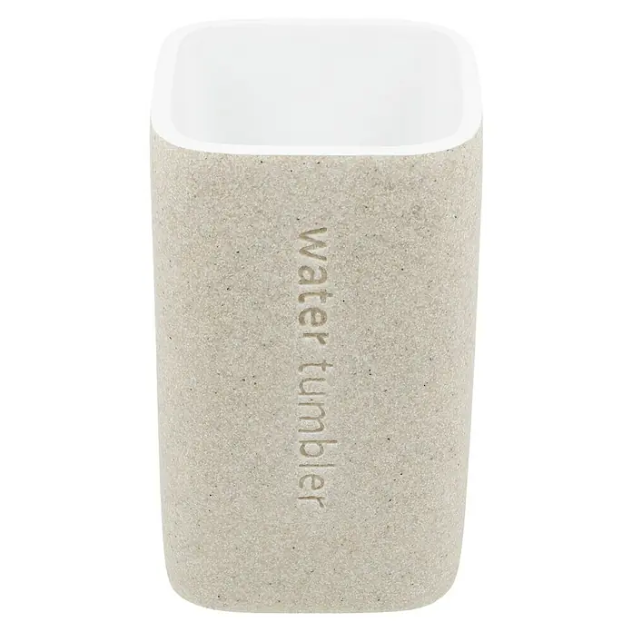 Venus Nara Zahnputzbecher - Polyresin, Beige - Nahaufnahme eines modernen, beigen Wasserbechers mit subtilem Schriftzug, der die schlichte Eleganz und Funktionalität des Designs hervorhebt.
