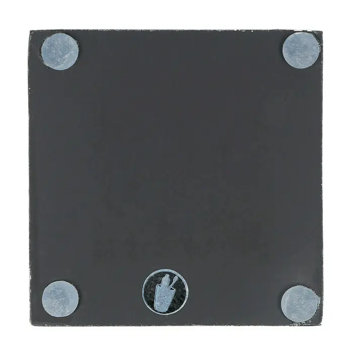 Camargue Couture Zahnputzbecher - Polyresin, Schwarz/Weiß - Nahaufnahme der Unterseite eines quadratischen Schiefers mit vier runden Füßen und einem Herstellerlogo in der Mitte.