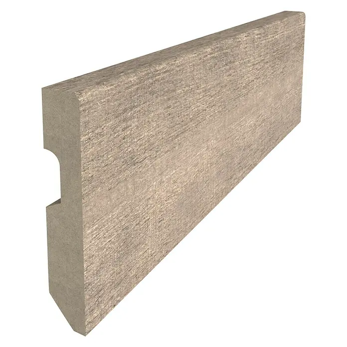 Rodapié Roble Gris - 2.440 x 15 x 80 mm, MDF - Primer plano de un zócalo beige con machihembrado, que garantiza un acabado de pared limpio. El material parece robusto y duradero.