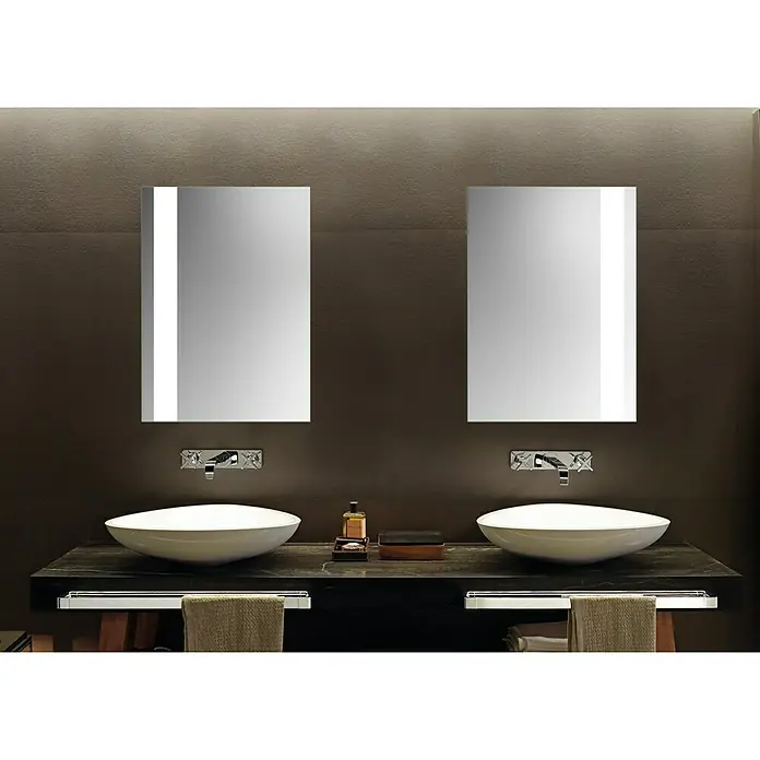 DSK Lichtspiegel Chrystal Light - 50 x 70 cm, Leuchtmittel - Zwei moderne Aufsatzwaschbecken mit beleuchteten Spiegeln auf einer dunklen Waschtischplatte, die ein elegantes Badezimmerambiente schaffen.