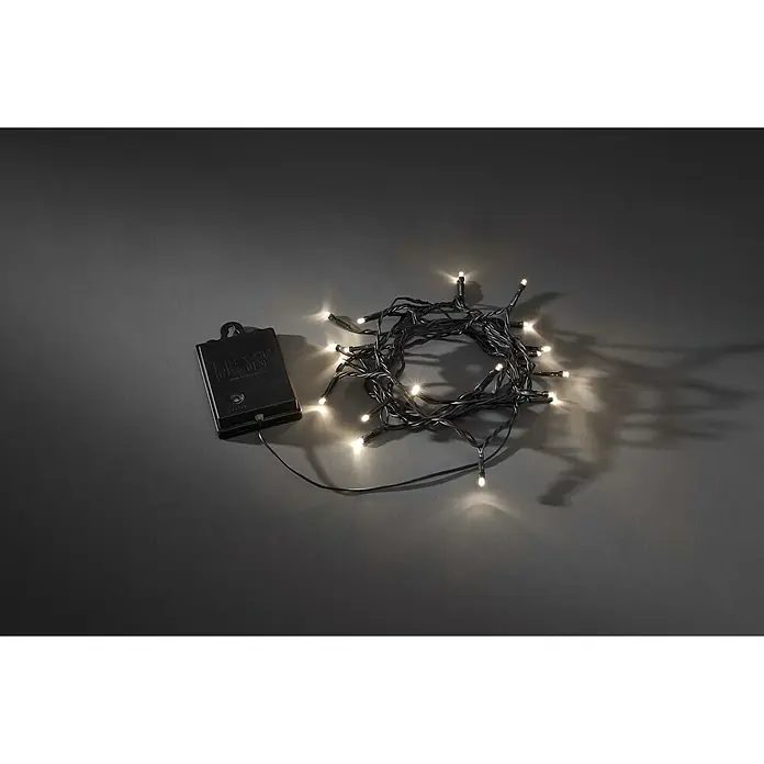 Konstsmide LED-Lichterkette - Außen, Lichtfarbe: Warmweiß, Anzahl Leuchtmittel: 80 Stk., Batteriebetrieben, Schwarz - Lichterkette mit kleinen, warmweißen Lichtern und schwarzem Kabel, zusammengebunden und neben einer schwarzen Batteriebox platziert.