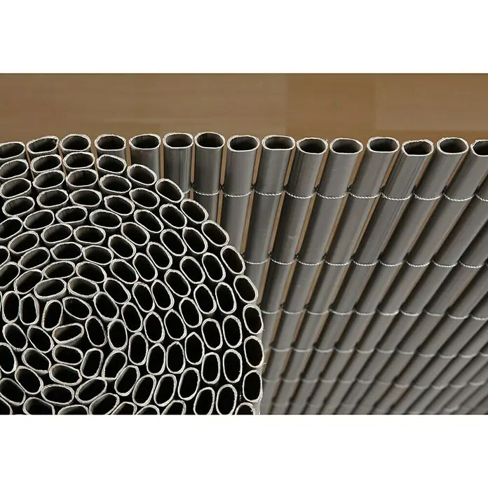 Sichtschutzmatte Comfort - 300 x 90 cm, Kunststoff, Grau - Darstellung eines Metallzauns mit ovalen Stäben und einem Stapel loser Stäbe, die die Konstruktion und Materialien hervorheben.