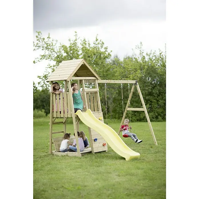 Wendi Toys Kinderspielturm Pinguin - Natur/Gelb - Holzspielplatz im Garten mit Rutsche, Schaukel und Kletterwand, auf dem Kinder spielen.