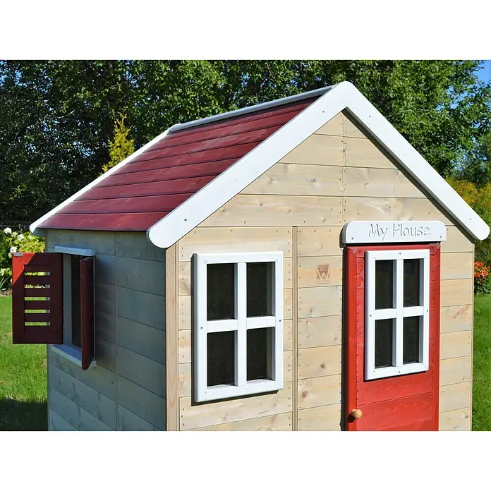 Wendi Toys Spielhaus Gecko - Glas, Natur/Rot - Detailaufnahme eines hölzernen Spielhauses mit roten Akzenten und weißen Fensterrahmen, umgeben von Grün.