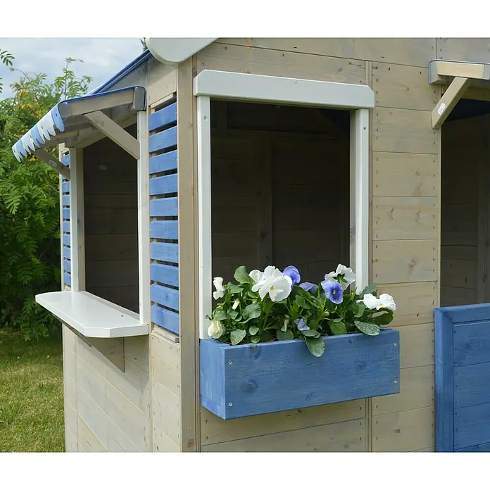 Wendi Toys Spielhaus Delfin - Holz, Natur/Blau - Nahaufnahme eines blau-weißen Holzspielhauses mit Fenster und Blumenkasten mit bunten Stiefmütterchen.