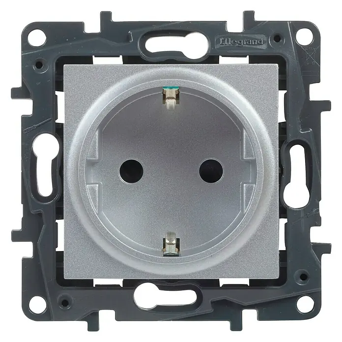 Legrand Niloé Step Enchufe - Aluminio, Plástico, Colocar - Primer plano de un enchufe eléctrico Schuko Legrand plateado con un marco gris diseñado para la instalación en pared.