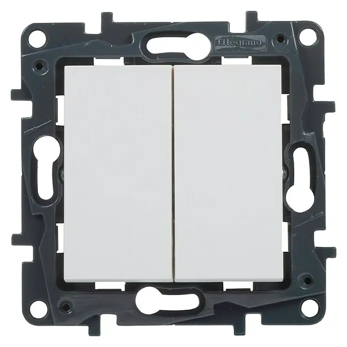 Legrand Niloé Step Conmutador doble - Blanco, Instalar, Plástico - Detalle de un interruptor doble Legrand con marco gris y dos interruptores blancos, ideal para instalaciones eléctricas modernas.