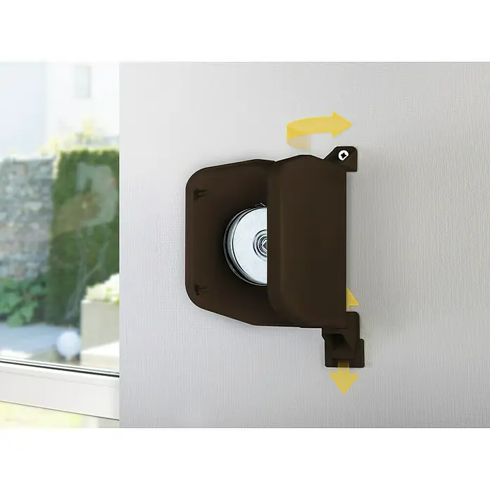 Schellenberg Recogedor atornillable Flexo Mini - 140 x 25 x 165 mm, Apto para: Mini sistemas de persianas enrollables, Marrón - Primer plano de un soporte marrón para persianas montado en una pared blanca, que muestra su sencilla instalación.