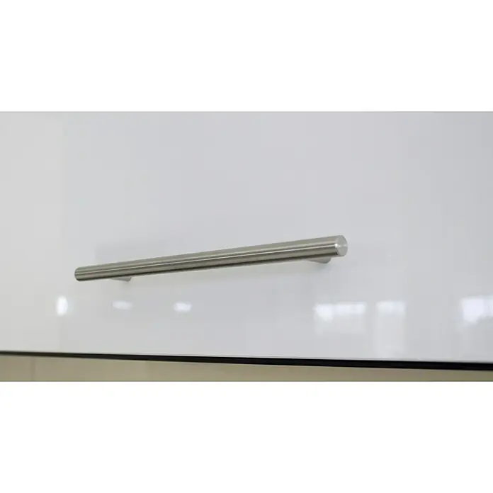 Respekta Premium Küchenzeile RP220EWCBO - Breite: 220 cm, Weiß, Mit Elektrogeräten - Ein eleganter, silberner Griff an einer weißen Schranktür, der Funktionalität und modernes Design in der Küche oder im Bad vereint.