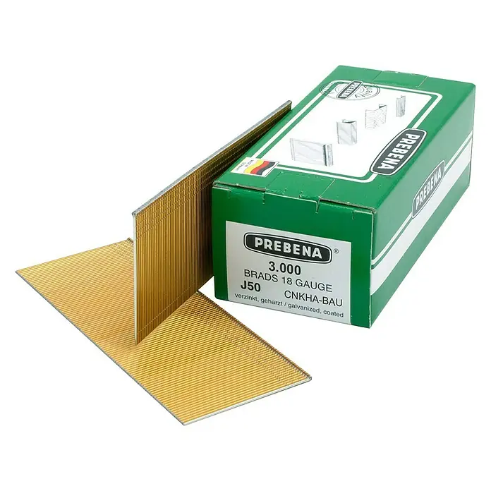 Prebena Stauchkopfnagel Typ J - Länge: 50 mm, 3.000 Stk. - Das Bild zeigt eine Packung Prebena 3.000 Brads 18 Gauge J50 CNKHA-BAU, verzinkt und beschichtet, zusammen mit einigen losen Klammern.