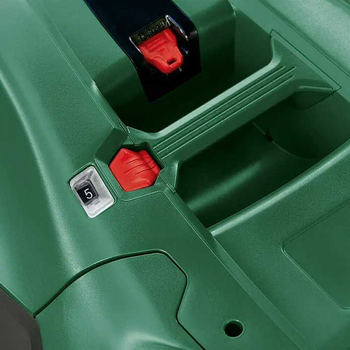 Bosch Power for All 36V Akku-Rasenmäher AdvancedRotak 36V-44-750 - 36 V, 1 Akku, 4 Ah, Schnittbreite: 44 cm - Nahaufnahme des grünen Bosch-Rasenmähers mit rotem Knopf und Höhenverstellung auf Stufe 5.