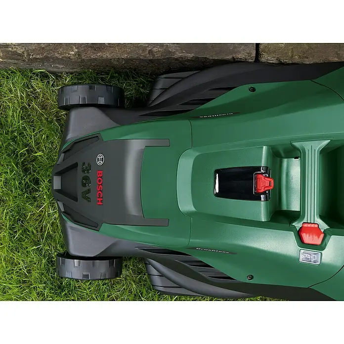 Bosch Power for All 36V Akku-Rasenmäher AdvancedlRotak 36V-40-650 - 36 V, 1 Akku, 4 Ah, Schnittbreite: 40 cm - Draufsicht auf einen grünen Bosch Akku-Rasenmäher 36V auf Rasen neben einer Holzkante.