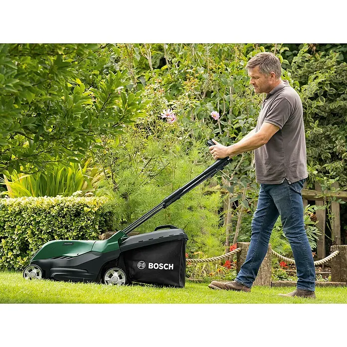 Bosch Power for All 36V Akku-Rasenmäher AdvancedlRotak 36V-40-650 - 36 V, 1 Akku, 4 Ah, Schnittbreite: 40 cm - Ein Mann benutzt einen Bosch Rasenmäher im Garten, um den Rasen zu mähen. Der Rasenmäher ist grün und schwarz.