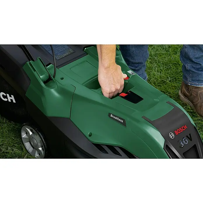 Bosch Power for All 36V Akku-Rasenmäher AdvancedlRotak 36V-40-650 - 36 V, 1 Akku, 4 Ah, Schnittbreite: 40 cm - Nahaufnahme eines Bosch 36V Akku-Rasenmähers mit Hand, die einen roten Knopf drückt. Der Rasenmäher ist grün und schwarz.