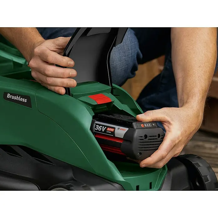 Bosch Power for All 36V Akku-Rasenmäher AdvancedlRotak 36V-40-650 - 36 V, 1 Akku, 4 Ah, Schnittbreite: 40 cm - Aufsicht einer Person, die einen Bosch Akku in einen grünen Rasenmäher einsetzt. Der Akku ist ein 36V Lithium-Ionen Akku.