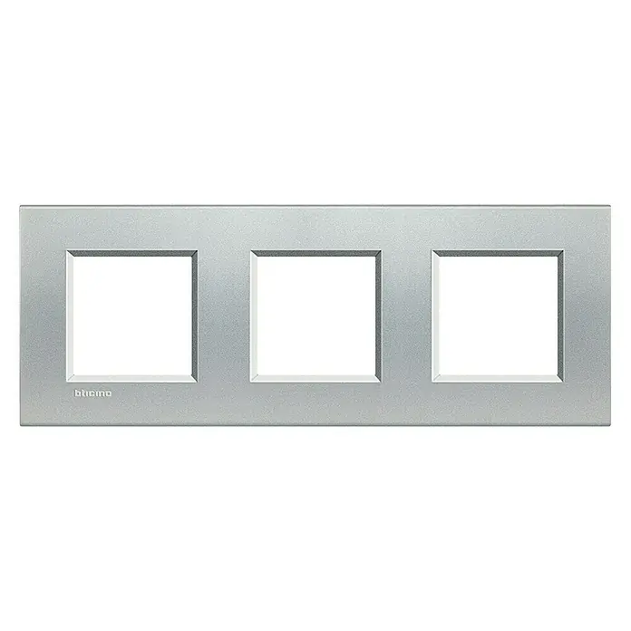 Bticino Living Light Marco - Plateado, Modelo de mecanismos: x 3, Plástico, Instalar - Placa de cubierta plateada Bticino para tres insertos de interruptor, perfecta para un diseño de habitación moderno y elegante. Diseño duradero.