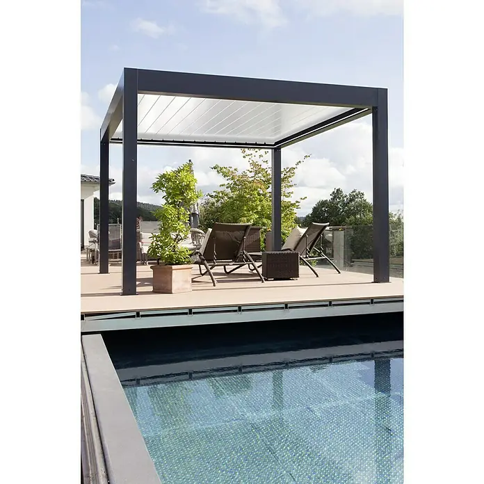 Wismar-NFI Pergola BioB x T: 339,6 x 400 cm, Grau/Weiß, Aluminium - Eleganter Terrassenbereich mit einer modernen Pergola, die Schatten spendet und den Außenbereich aufwertet. Die Lounge-Möbel laden zum Verweilen ein.