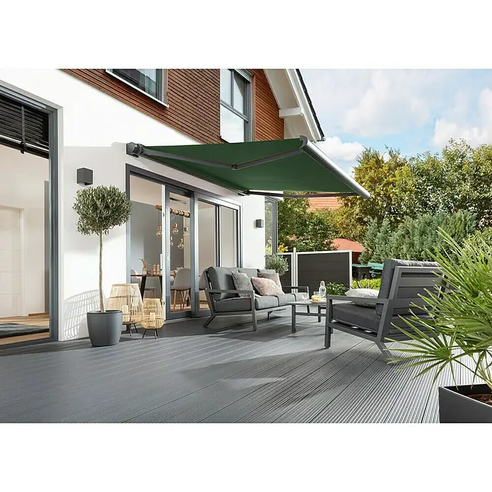 Sunfun Vollkassettenmarkise Elba - Grün, Farbe Gestell: Anthrazitgrau, Breite: 4 m, Ausfall: 3,5 m - Terrasse mit einer stilvollen Markise, grauen Gartenmöbeln und Pflanzen, die eine gemütliche und entspannende Atmosphäre schaffen.