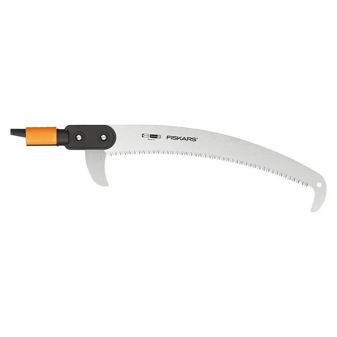 Fiskars QuikFit Hand-Astsäge - Länge: 56 cm, Stahl, Schwarz/Orange - Nahaufnahme einer Fiskars Baumsäge mit gebogener Klinge, ideal für Baumschnittarbeiten im Garten.