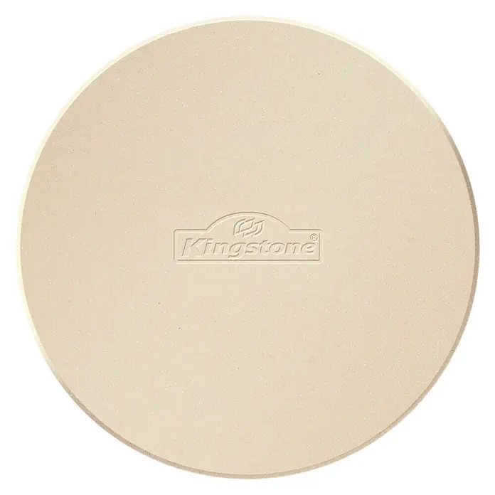 Kingstone KMS Piedra para pizzas - Diámetro: 30 cm - Una piedra para pizza beige de Kingston, ideal para cocinar pizzas crujientes en el horno o a la parrilla, con un logotipo de la empresa en relieve en el centro.