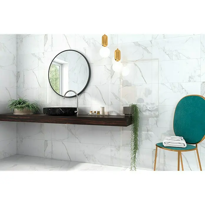 Pavimento porcelánico Palatina - 60 x 30 cm, Blanco Carrara, Brillante - Elegante baño con azulejos de mármol, un espejo redondo y una elegante encimera.