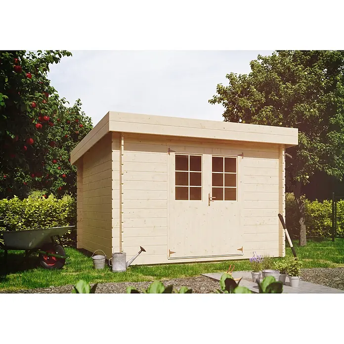 Kiehnholz Gartenhaus Bregenz - Wandstärke: 28 mm, Pultdach, Holz - Ein helles Holzgartenhaus mit Doppeltür und Fenstern, umgeben von üppigem Grün. Ideal für die Gartenaufbewahrung und Freizeit.