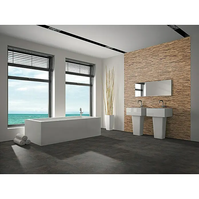 Indo Wandpaneel 3D Wall Beachwood Nature - Hevea, 610 x 150 x 10 mm - Badezimmer mit freistehender Badewanne, zwei Waschbecken auf Sockeln, großem Fenster und dunklem Boden.