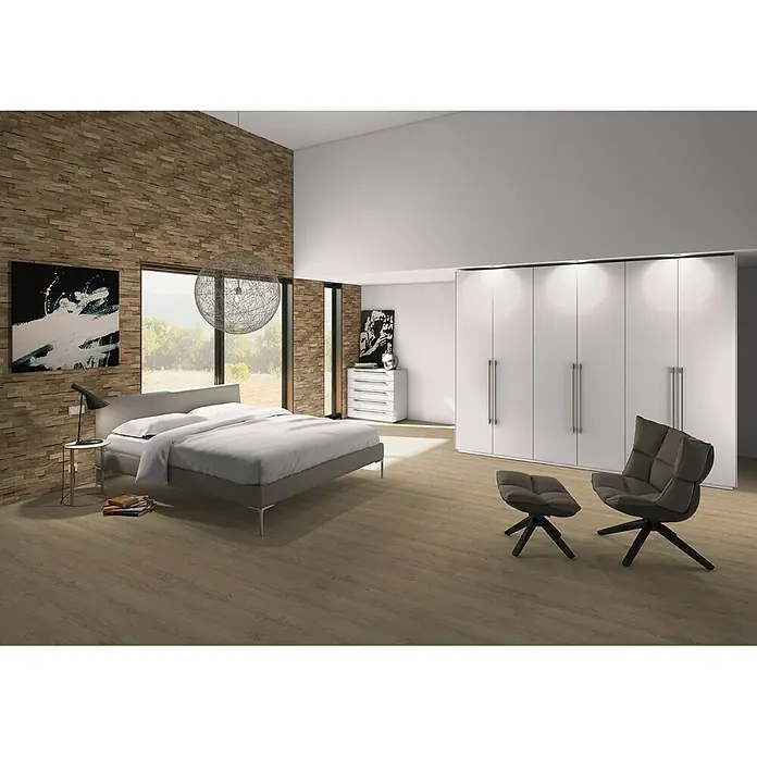 Indo Wandpaneel 3D Wall Nature - Teak, 500 x 200 x 10 mm - Elegantes Schlafzimmer mit modernem Bett, großem Kleiderschrank und stilvollem Sessel. Die harmonische Farbgebung schafft eine entspannte Atmosphäre.