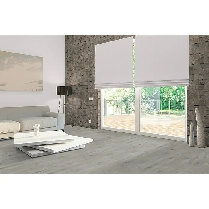 Indo Wandpaneel 3D Wall Classic & Cube Java - Teak, 552 x 184 x 10 mm, 1,016 m² - Ein helles, modernes Wohnzimmer mit weißen Faltrollos, die das Tageslicht sanft filtern und eine gemütliche Atmosphäre schaffen.