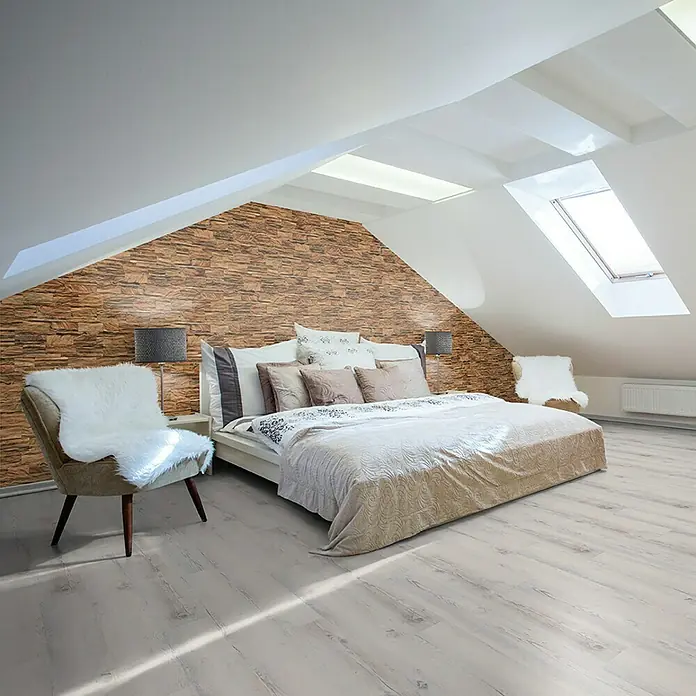 Indo Wandpaneel 3D Wall Diamondwood Nature - Teak, 555 x 180 x 10 mm, 1 m² - Schlafzimmer mit attraktivem Bett mit hellen Bezügen, Stühlen mit dekorativen Fellen und hellem Holzboden unter Dachfenstern.