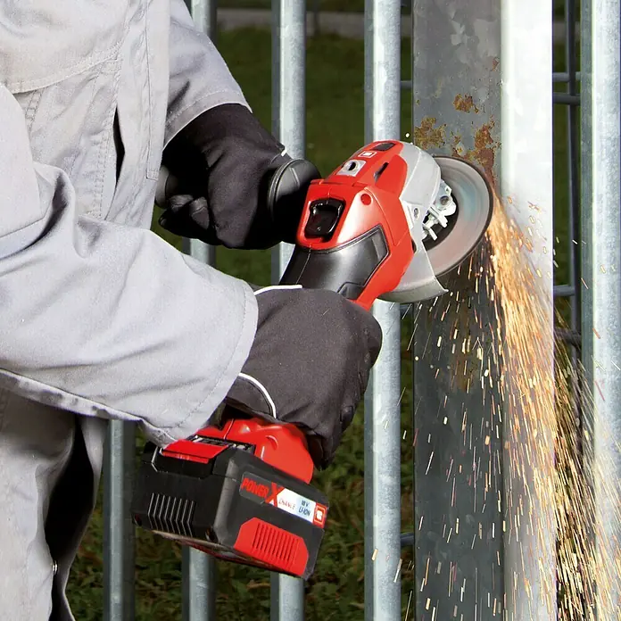 Einhell Power X-Change 18V Akku-Winkelschleifer TE-AG 18/115 Li-Solo - Ohne Akku, Durchmesser Scheibe: 115 mm, 8.500 U/min - Akku-Winkelschleifer in Aktion, während er Funken sprüht, ideal für Metallarbeiten. Leistungsstarkes Werkzeug für Profis und Heimwerker.