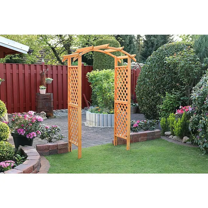 Promadino Rosenbogen Diana132 x 70 x 209 cm, Honig, Holz - Gartenszene mit einem hölzernen Rosenbogen, der einen malerischen Übergang im Garten bildet, umgeben von üppigem Grün und blühenden Blumen.