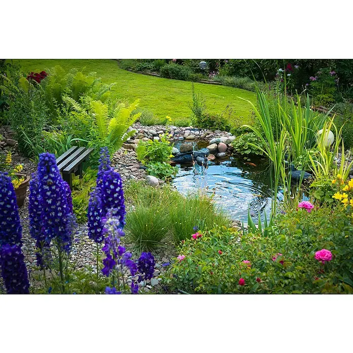 Heissner Teichschale - 120 l - Idyllischer Gartenteich mit üppiger Bepflanzung und blühenden Blumen, die eine friedliche Atmosphäre schaffen.