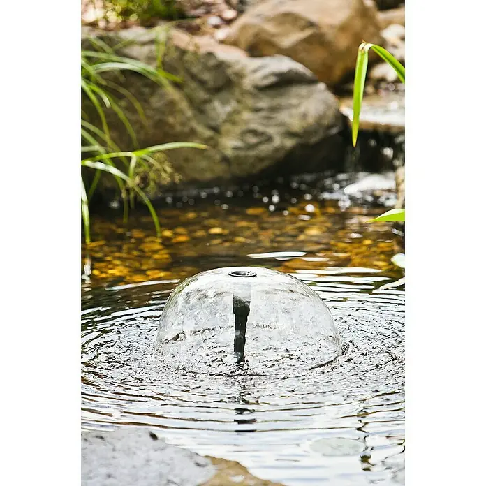 Heissner Solar-Teichpumpen-Set NSP 610 - Fördermenge pro Std.: 610 l - Nahaufnahme eines Wasserfontäne-Sprudlers in einem Teich, der sanfte Wellen erzeugt und eine beruhigende Atmosphäre schafft.