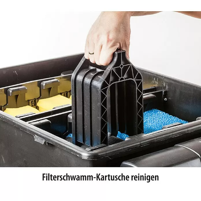 Heissner Durchlauffilter-Set FPU 24000 - Teichgröße: 24 m³, Leistung UVC-Klärer: 24 W - Hand hebt schwarze Kunststoff-Filterkartusche aus einem schwarzen Behälter mit gelben und blauen Schwämmen.