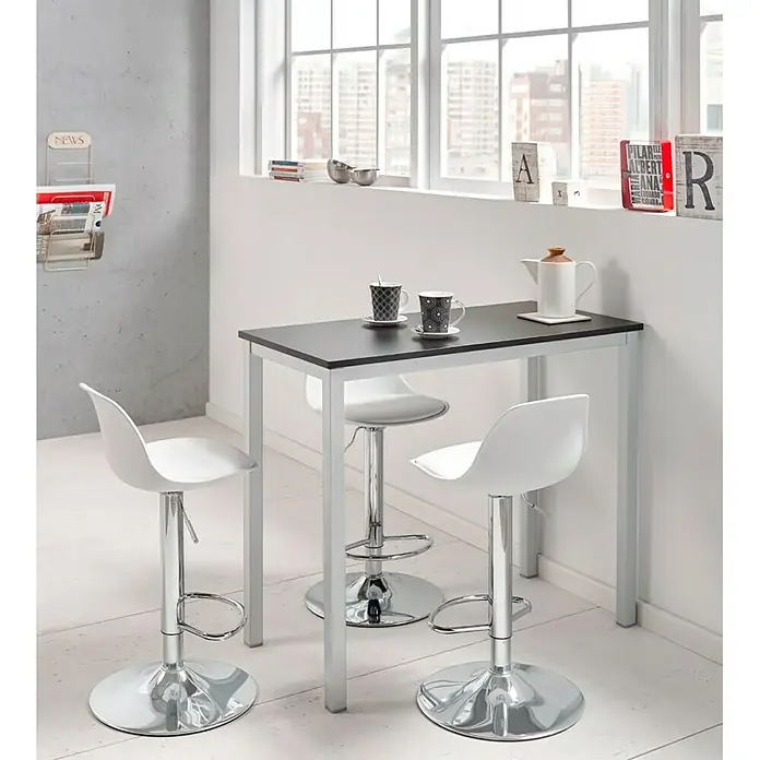 Taburete de cocina Marco - L x An x Al: 41 x 41 x 104 cm, Blanco - Imagen de un conjunto de mesa alta con tablero oscuro y tres taburetes de bar blancos con base cromada, ideal para comedores modernos.