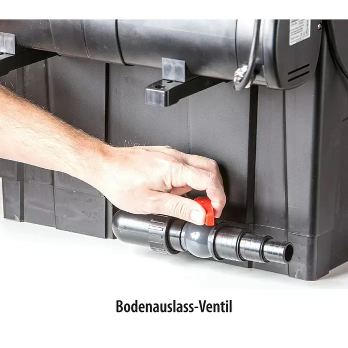 Heissner Durchlauffilter-Set FPU 24000 - Teichgröße: 24 m³, Leistung UVC-Klärer: 24 W - Hand dreht ein rotes Bodenauslass-Ventil an einer schwarzen Filteranlage.