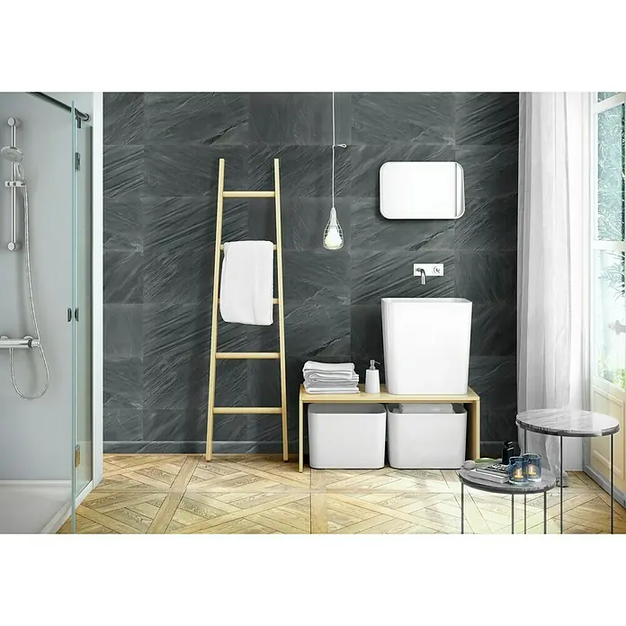 Bariperfil Perfil de acabado angular Pizarra - 2,6 m x 3 cm - Luminoso baño con ducha moderna, escalera con toalla, lavabo blanco y mesas de mármol que crean un ambiente elegante.