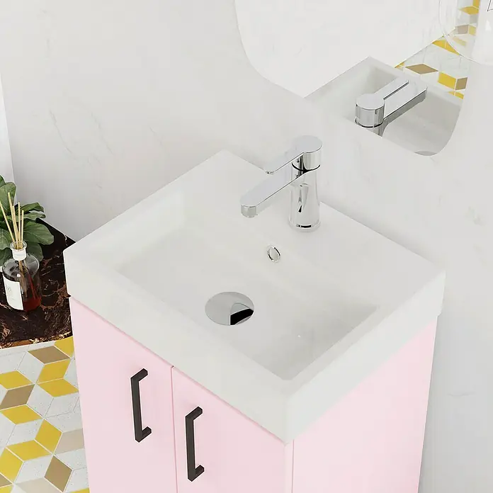 Conjunto de mueble de baño Palma - Rosa, Mate, 3 pzs. - Primer plano de un lavabo con mueble rosa, grifo moderno y desagüe elegante.