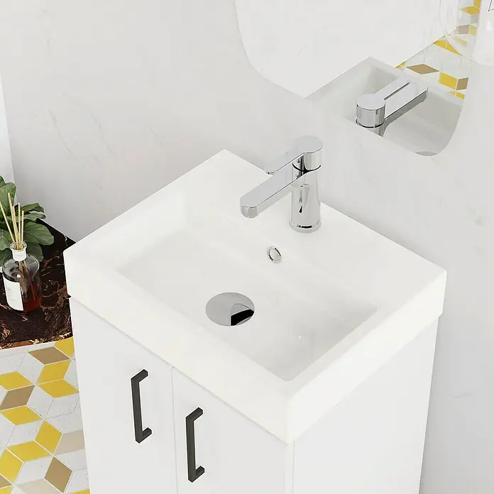 Conjunto de mueble de baño Palma - Blanco, Mate, 3 pzs. - Lavabo de baño blanco moderno con asa negra. El lavabo cuenta con un elegante grifo y un diseño elegante y minimalista.