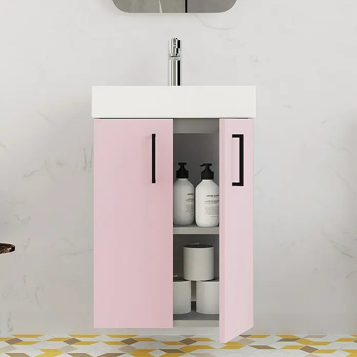 Conjunto de mueble de baño Palma - Rosa, Mate, 3 pzs. - Mueble de baño rosa con lavabo y puerta abierta, mostrando dos botellas blancas y papel higiénico en su interior.