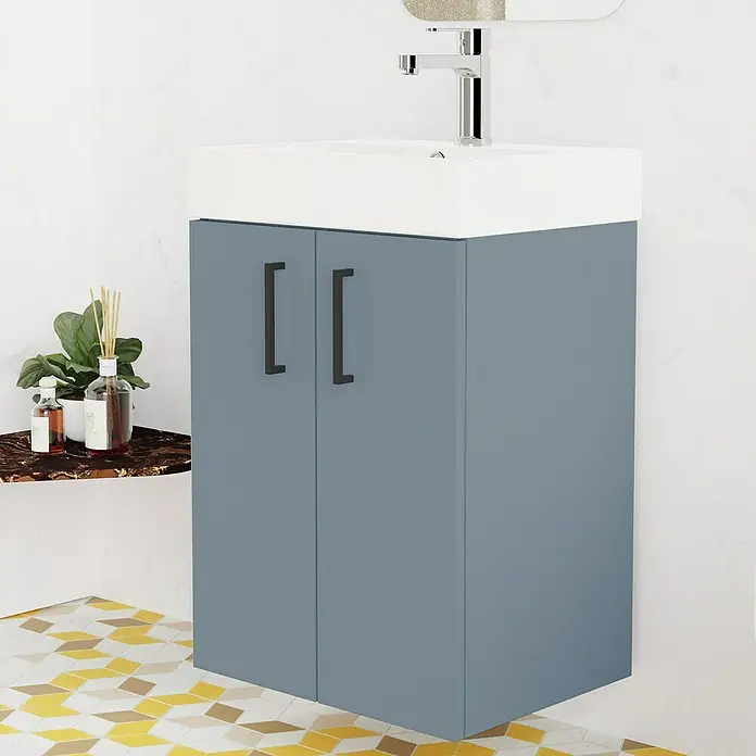Conjunto de mueble de baño Palma - Azul, Mate, 3 pzs. - La imagen muestra un moderno mueble de baño gris con un lavabo sobre encimera blanco y tiradores negros en un baño con azulejos estampados.