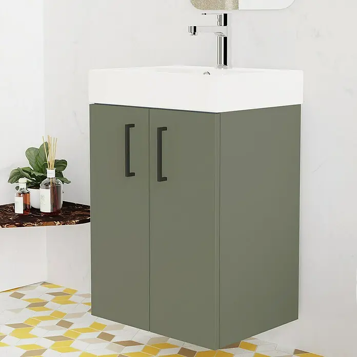Conjunto de mueble de baño Palma - Musgo, Mate, 3 pzs. - Este mueble de lavabo color oliva, con lavabo blanco y tiradores oscuros, ofrece un espacio de almacenamiento elegante para lo esencial del baño.