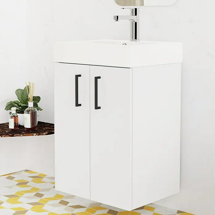 Conjunto de mueble de baño Palma - Blanco, Mate, 3 pzs. - Elegante baño con mueble de lavabo blanco, que combina almacenamiento con estilo. Las manijas negras añaden un toque moderno al diseño.